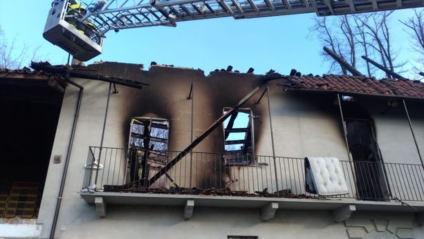 Un incendio divora il tetto di una cascina di Baudenasca