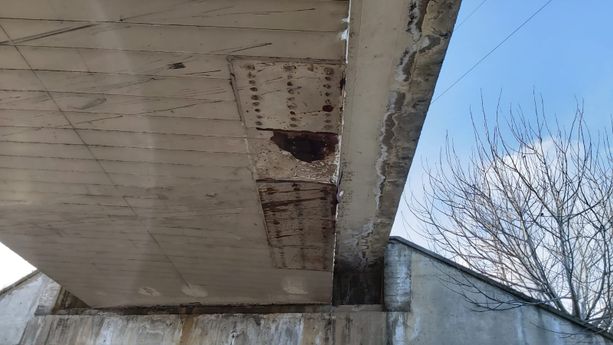 Pinerolo: un mezzo danneggia il cavalcavia e si dilegua nel nulla