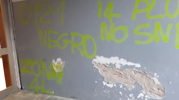 Muri imbrattati dietro le scuole elementari a Villar Perosa [FOTO]