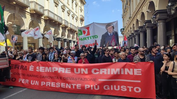 Il doppio 1° maggio di Torino: le cariche della polizia separano istituzioni, partiti e sindacati dalla contestazione Il doppio 1° maggio di Torino: le cariche della polizia separano istituzioni, partiti e sindacati dalla contestazione