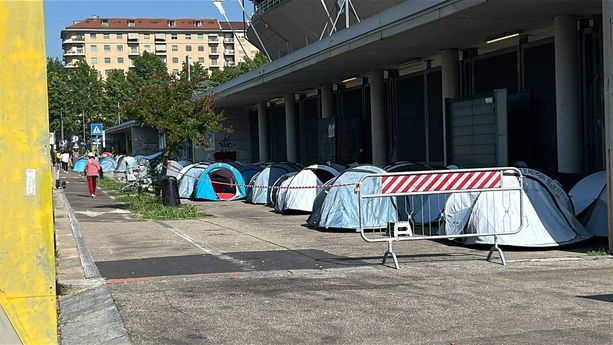 Arriva il Komandante. E il Popolo di Vasco assedia lo stadio con le sue tende Arriva il Komandante. E il Popolo di Vasco assedia lo stadio con le sue tende