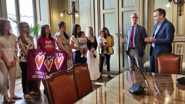 Riparte la registrazione dei figli delle coppie gay, quattro nuove mamme a Torino: &quot;Come se l'avessi partorita io&quot; [FOTO]