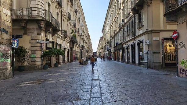 Agosto a Torino tra stranieri, bagni nelle fontane e bar sempre aperti: non si ferma la vocazione turistica della città