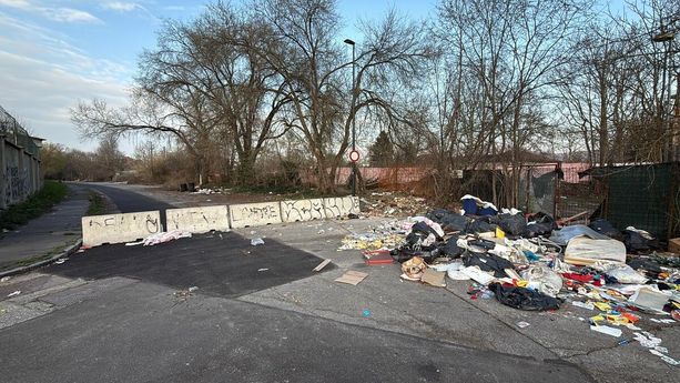 Il mistero dei new jersey spostati: “E in strada tornano le discariche”