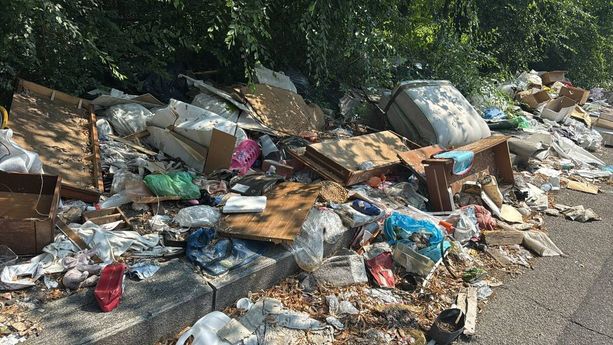 Marciapiede invaso dai rifiuti ed erbacce, degrado nell'area ex Mazda Palace. Circoscrizione 5: "Ripulire l'area" [FOTO]
