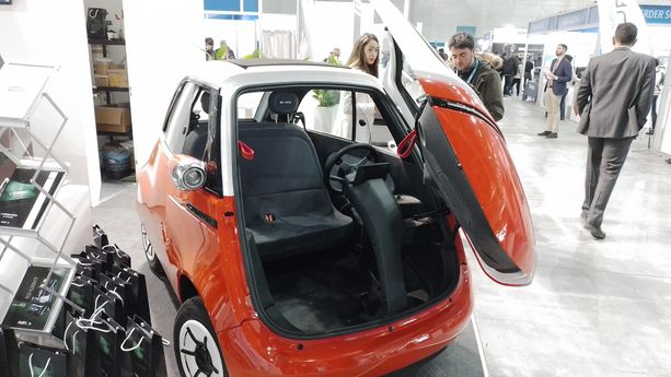 Micro auto, tute spaziali e muletti intelligenti: il futuro si mette in mostra tra gli stand dell'Oval [FOTO]
