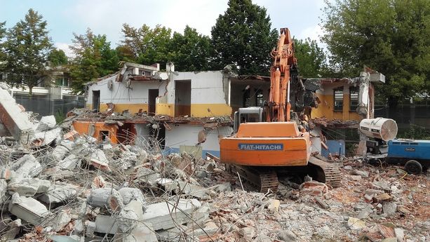 Scuola Luxembourg di Grugliasco: al via i lavori di demolizione del vecchio istituto Scuola Luxembourg di Grugliasco: al via i lavori di demolizione del vecchio istituto