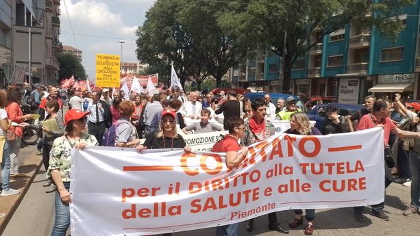 In migliaia alla "marcia" per denunciare la politica sanitaria del Piemonte: in piazza medici, infermieri e professionisti della Salute