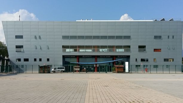 Alloggio abusivo nel Palaghiaccio di Pinerolo, il Comune intima la demolizione