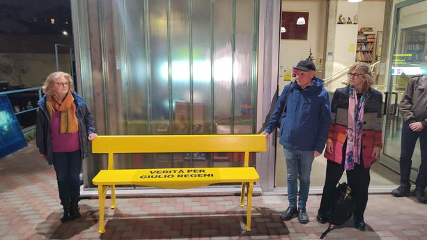 Una panchina gialla per Regeni in Barriera di Milano: &quot;Giulio fa cose&quot;