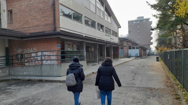 Scuola Rodari, le famiglie chiedono di abbattere le barriere architettoniche: "Non posso portare mia figlia in braccio"
