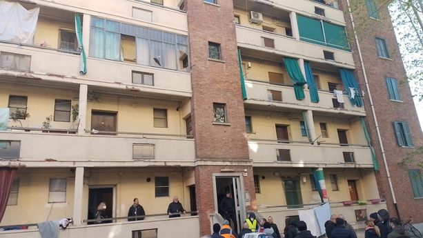 Sgombero delle occupazioni in via Scarsellini: "Ci mandano via, bruciamo tutti"