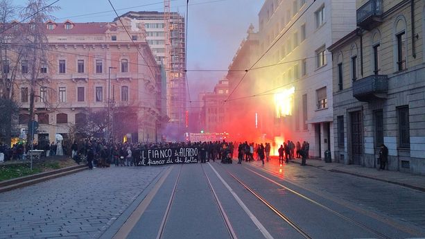 Corteo anarchico per Cospito, 37 manifestanti in Questura. Crosetto: "Con questa gente non si tratta" Corteo anarchico per Cospito, 37 manifestanti in Questura. Crosetto: "Con questa gente non si tratta"