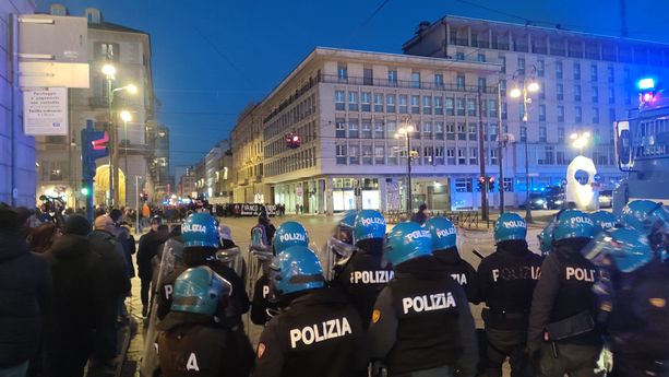 Corteo anarchico: salgono a 47 le persone denunciate, mentre 28 manifestanti non potranno tornare a Torino Corteo anarchico: salgono a 47 le persone denunciate, mentre 28 manifestanti non potranno tornare a Torino
