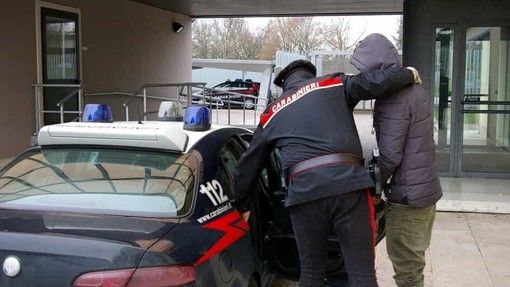 Tenta di strapparle la borsa e la trascina per metri sull'asfalto: arrestato dai carabinieri
