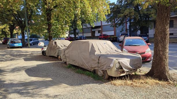Ancora auto d'epoca abbandonate in strada a Torino, stavolta a Borgo Rossini
