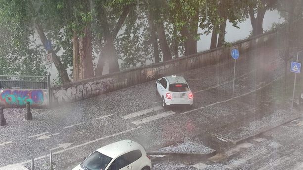Parcheggio “selvaggio” per ripararsi dalla grandine: taxi su marciapiede e pista ciclabile a Torino