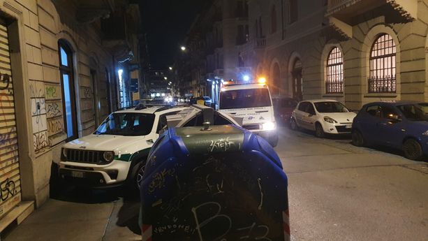 A Vanchiglia l'auto dei vigili urbani sul marciapiede: &quot;A pochi metri un carico e scarico libero&quot;