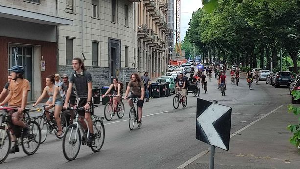 Aurora, la paura lascia spazio alla vita: “biciclettata” per le vie del quartiere