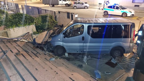 Furgone sfonda il cancello della sede di Atc, Bolla: "Grave atto che non deve essere in alcun modo sottovalutato" Furgone sfonda il cancello della sede di Atc, Bolla: "Grave atto che non deve essere in alcun modo sottovalutato"