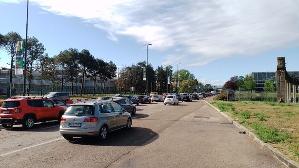 Code di auto e clacson, ma non sono i caroselli per il Napoli: in corso Unità il traffico è in tilt