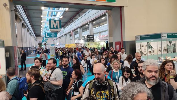 Zerocalcare mania al Salone: coda "chilometrica" per i suoi “disegnetti” Zerocalcare mania al Salone: coda "chilometrica" per i suoi “disegnetti”