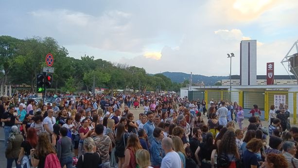 Tiziano Ferro mania, allo stadio Grande Torino: una fiumana di persone &quot;assedia&quot; il cantautore di Latina [FOTO]