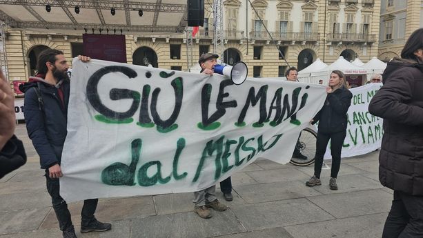 "Giù le mani del Meisino": ambientalisti protestano durante l'inaugurazione di Just the Woman. Contestato Carretta [FOTO e VIDEO]