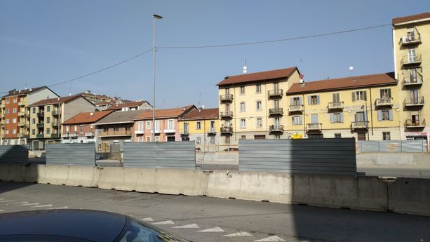 Corso Grosseto, la disperazione dei commercianti: “E’ tutto chiuso, nessun passaggio pedonale: così ci uccidono” Corso Grosseto, la disperazione dei commercianti: “E’ tutto chiuso, nessun passaggio pedonale: così ci uccidono”