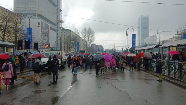Un mare di ombrelli in marcia per il corteo dell'8'marzo: "Le nostre vite non valgono" Un mare di ombrelli in marcia per il corteo dell'8'marzo: "Le nostre vite non valgono"