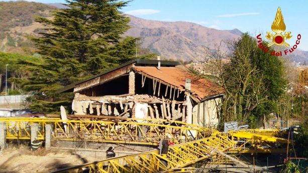 Caselette, una gru crolla e travolge un edificio disabitato: due operai feriti, si cercano eventuali vittime