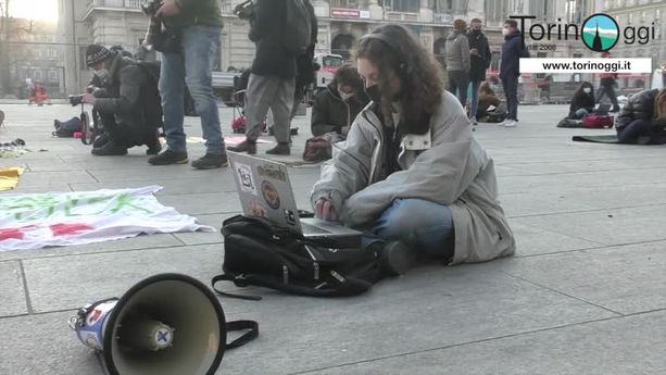Scuola, un'aula simbolica in piazza Castello per seguire le lezioni in dad: gli studenti pronti alla protesta Scuola, un'aula simbolica in piazza Castello per seguire le lezioni in dad: gli studenti pronti alla protesta