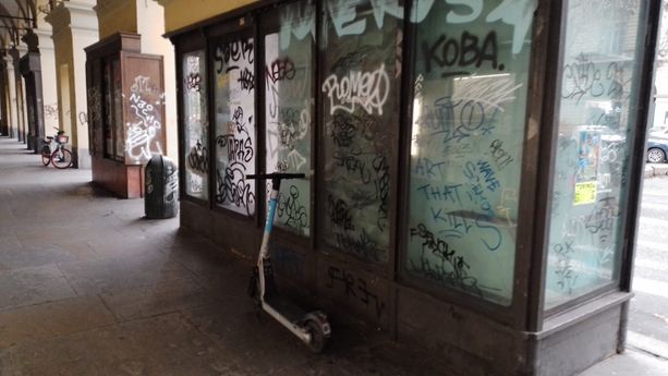 Scritte, deragrado e senza tetto: in corso Vittorio Emanuele il bliglietto da visita di Torino si mostra sgualcito [FOTO]