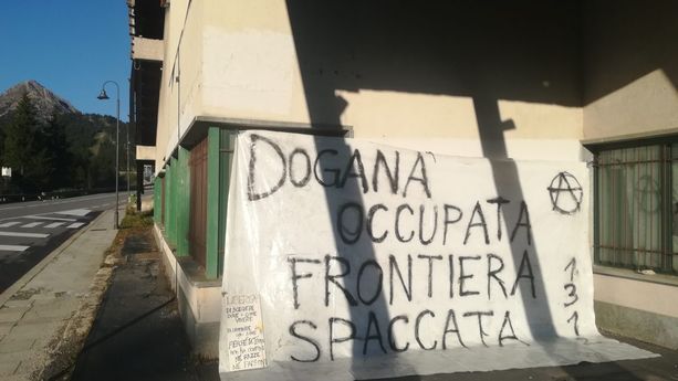 Claviere, gli anarchici occupano l'ex dogana: "Un rifugio autogestito per accogliere i migranti" Claviere, gli anarchici occupano l'ex dogana: "Un rifugio autogestito per accogliere i migranti"