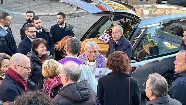 L'ultimo saluto a Gian Paolo Ormezzano con al centro i colori granata L'ultimo saluto a Gian Paolo Ormezzano con al centro i colori granata