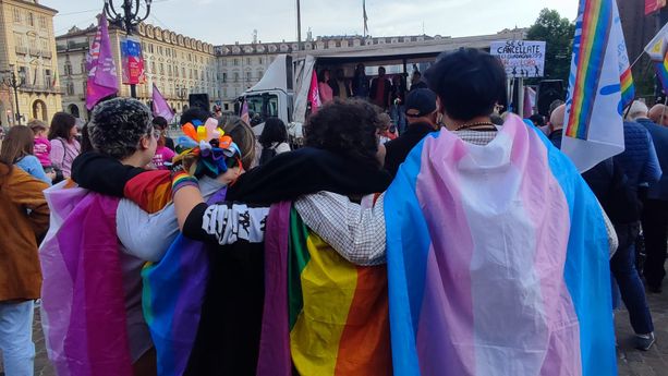 Le famiglie arcobaleno scendono in piazza e alzano la voce: "Giù le mani dai nostri figli"