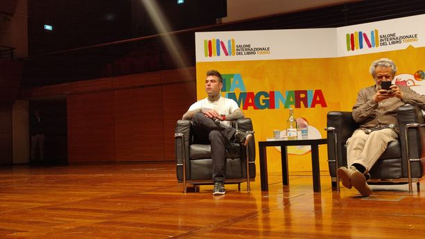 Al Salone del Libro Fedez si schiera con la Palestina: "A Gaza è in atto un genocidio" Al Salone del Libro Fedez si schiera con la Palestina: "A Gaza è in atto un genocidio"