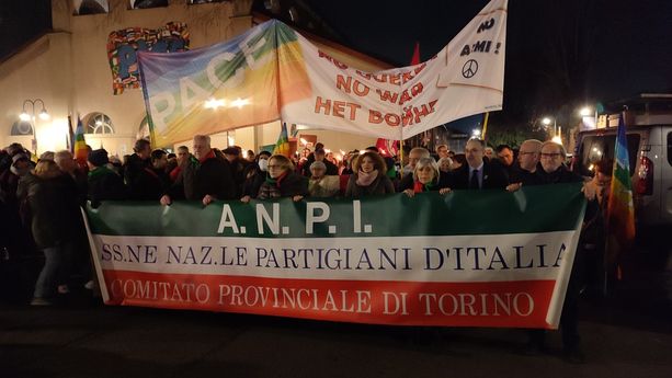 Torino, in centinaia per le vie del centro alla fiaccolata dell'Anpi contro la guerra e le armi