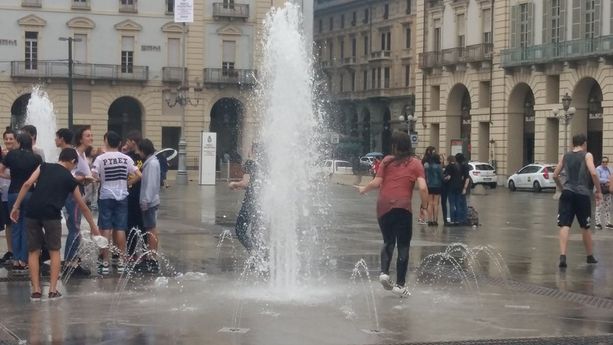 Caldo e afa a Torino, per i bagni nella fontane pubbliche si rischia una multa fino a 150 euro Caldo e afa a Torino, per i bagni nella fontane pubbliche si rischia una multa fino a 150 euro