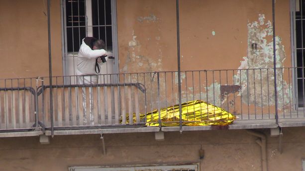 Senegalese trovato morto sul ballatoio, in corso i rilievi della scientifica: dubbi sulle cause del decesso [VIDEO]