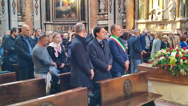 Alle 10 in piazza Castello i funerali di Vattimo: tra i presenti anche Massimo Cacciari Alle 10 in piazza Castello i funerali di Vattimo: tra i presenti anche Massimo Cacciari