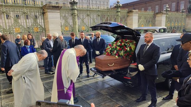 In centinaia a Torino per il funerale di Gianni Vattimo: &quot;La carità è un limite invalicabile&quot;