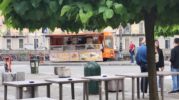 "Paninaro in sosta con il furgone sul marciapiede: denunciamo commercio abusivo su strada"