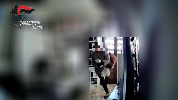 L'incubo di tutti diventa realtà: la mini telecamera nascosta incastra la ladra che fruga in casa [VIDEO]