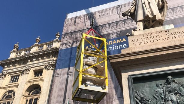 Lo spettacolare “volo” delle statue di Palazzo Madama, che atterrano in piazza Castello per essere restaurate [VIDEO E FOTO]