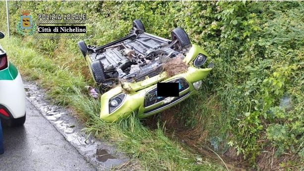 Auto viene tamponata, si ribalta e finisce nel fosso: momenti di paura a Nichelino Auto viene tamponata, si ribalta e finisce nel fosso: momenti di paura a Nichelino