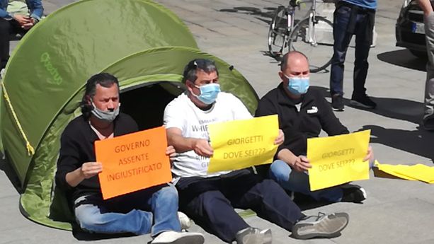 Embraco, da oggi il presidio permanente sotto la Regione: &quot;La cassa non basta, non ne possiamo più&quot; [FOTO E VIDEO]