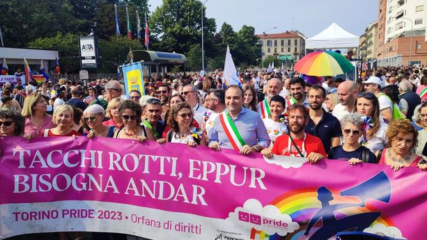Tacchi rotti, eppur bisogna andar: è partito il Torino Pride edizione 2023. &quot;Siamo una marea che invaderà tutta Italia&quot;