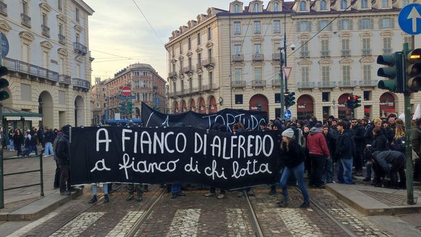 Il corteo per l'anarchico Cospito sfila ancora per le strade di Torino: &quot;A fianco di Alfredo, a fianco di chi lotta&quot;