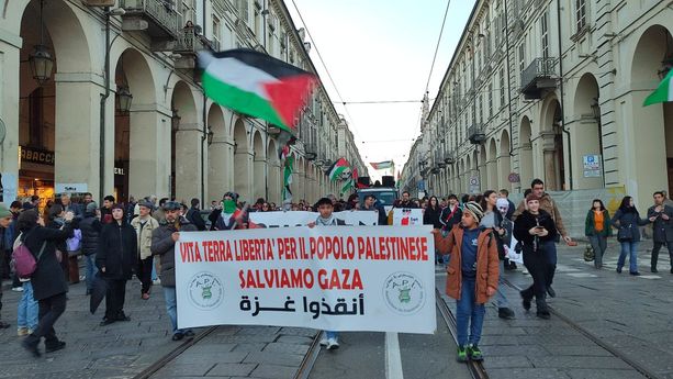 In mille a Torino per il corteo pro Palestina: "Salviamo Gaza, subito il cessate il fuoco" [FOTO]